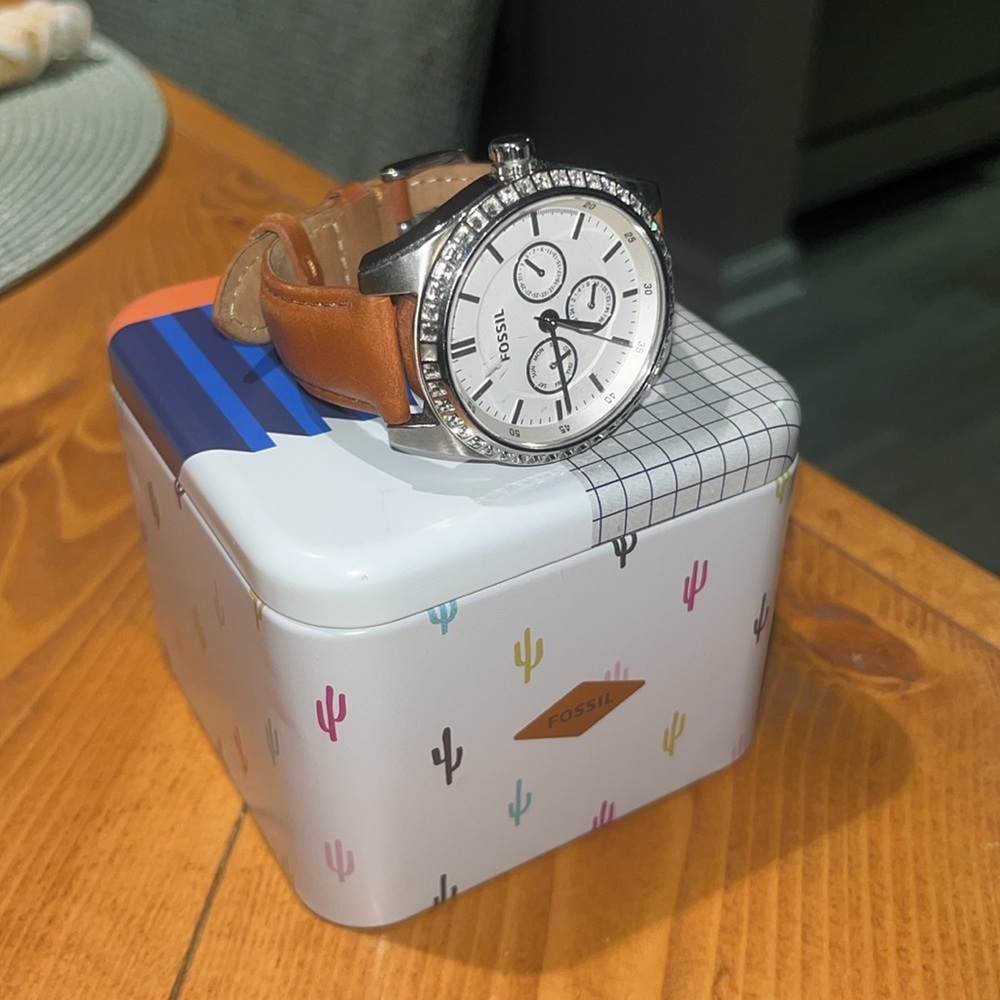 Fossil Classic Tan Leather and White Face Women’s Watch EUC - Picture 2 of 6